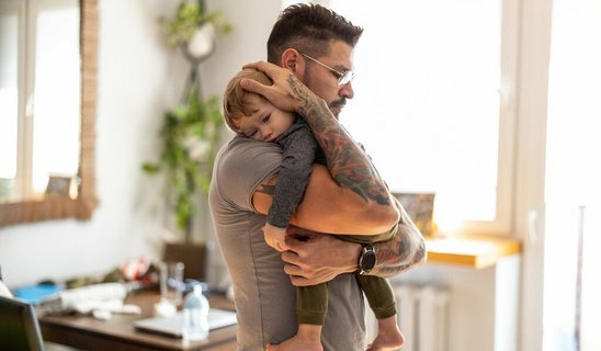 Haus-Familie-Wohnen-Umzug-mit-Kindern-Serie-34-67 Vater mit Kind